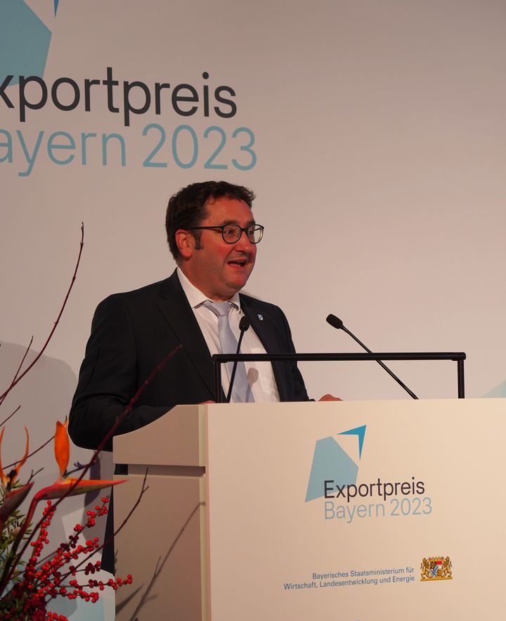 Wirtschaftsstaatssekretär Tobias Gotthardt würdigte in seiner Ansprache die Leistungen der Betriebe, die mit dem Exportpreis 2023 ausgezeichnet wurden. (Foto: StMWi / P. Hof)