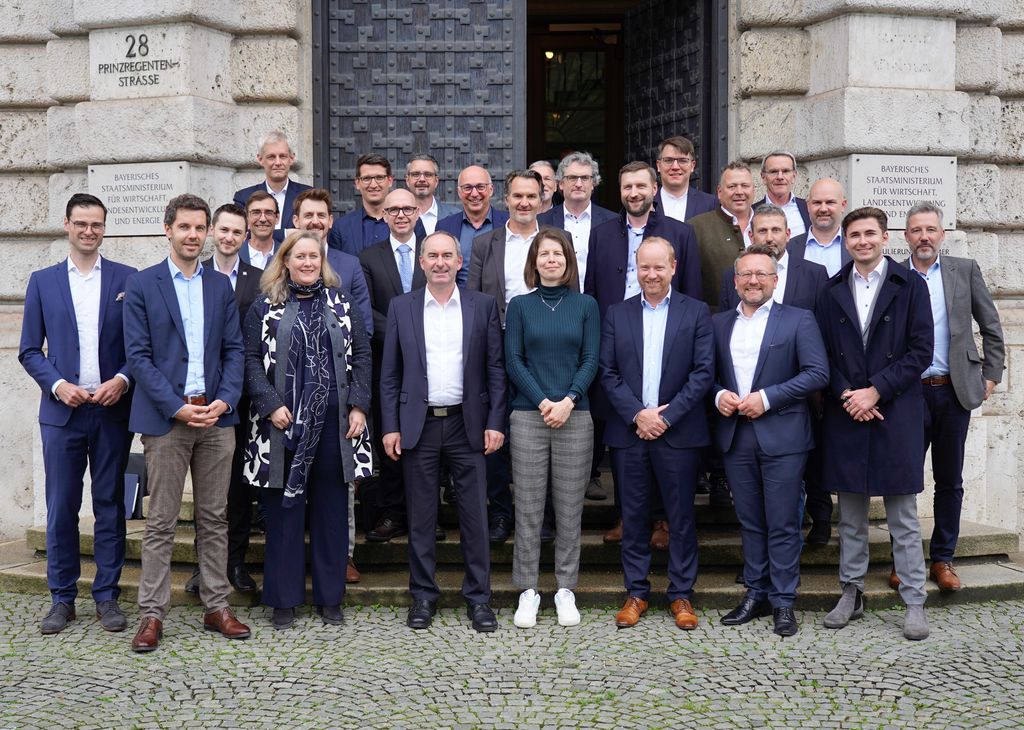 Bayerns Energieminister Hubert Aiwanger mit Vertreterinnen und Vertretern der Wasserstoffbranche
Foto: StMWi/F. Meinl