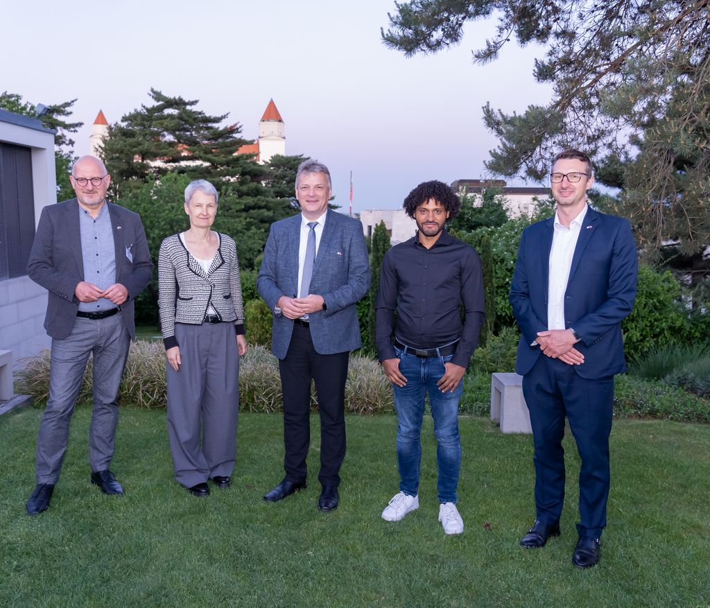 Die deutsche Botschafterin Barbara Wolf empfing die Delegation in Bratislava (v.l.): MdL Manfred Eibl, Botschafterin Barbara Wolf, Staatssekretär Roland Weigert und MdL Benjamin Adjei. © StMWi/T.Assenbrunner 