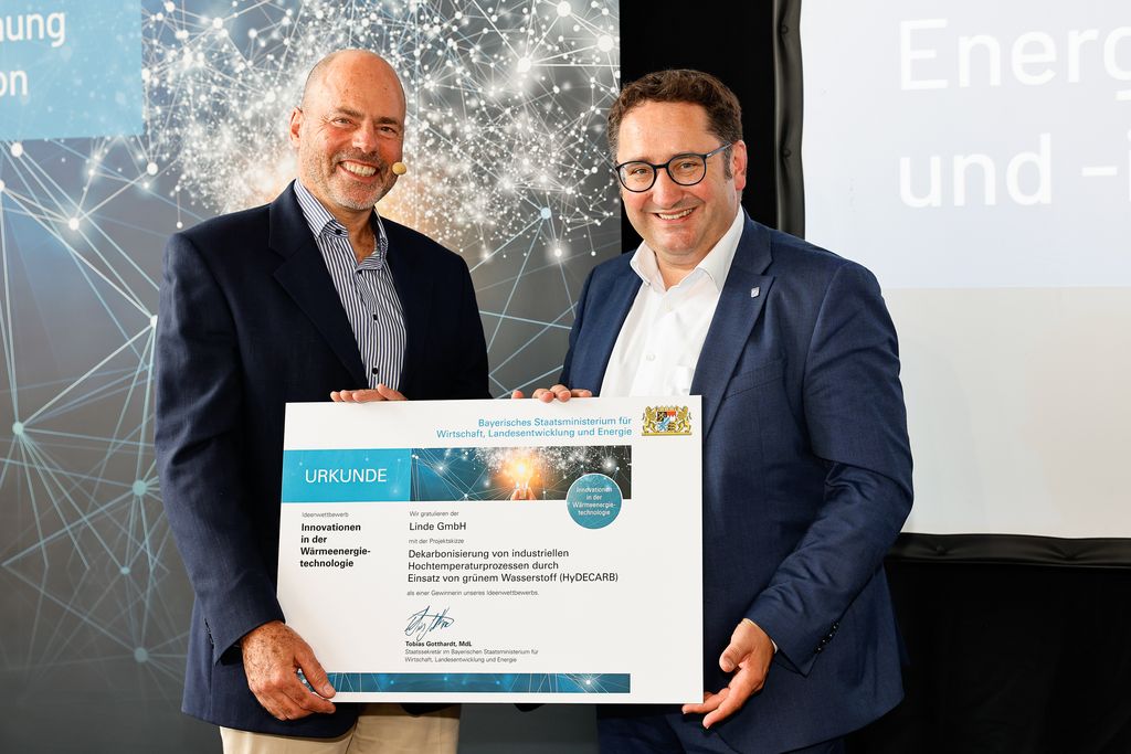 Staatssekretär Tobias Gotthardt (rechts) überreicht die Urkunde an Martin Adendorff von Linde. Foto: StMWi/S. Geiger