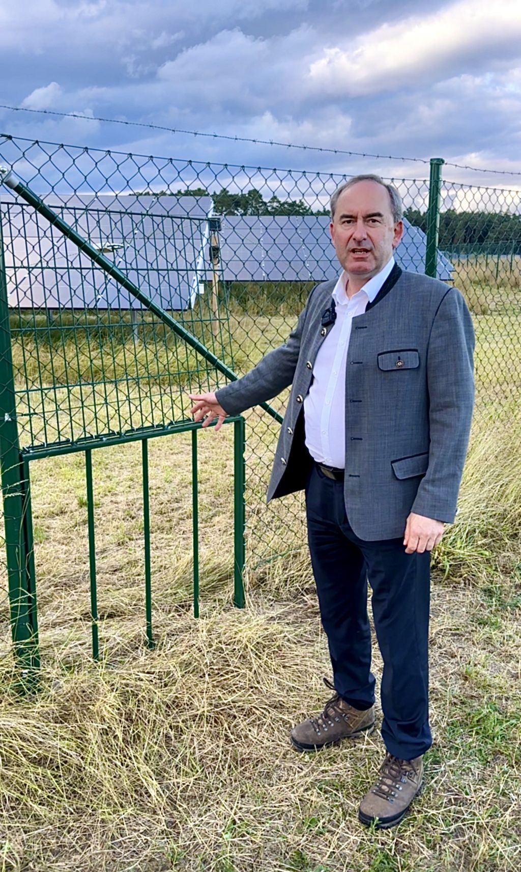 Wirtschaftsminister Hubert Aiwanger vor dem Rehdurchschlupf. Foto: StMWi