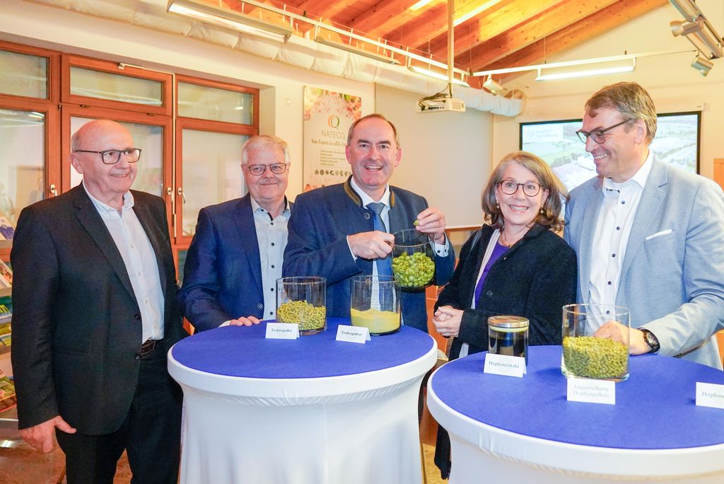 Wirtschaftsminister Hubert Aiwanger (Mitte) mit dem Kelheimer Landrat Martin Neumeyer (v. l.), Gerhard Zeitler, Bürgermeister der Gemeinde Train, Gudrun Höfter, Vorstand HVG, und Dr. Erich Lehmair, Geschäftsführer der Hopfenverdlung St. Johann (Foto: StMWi/ F. Wachtveitl)