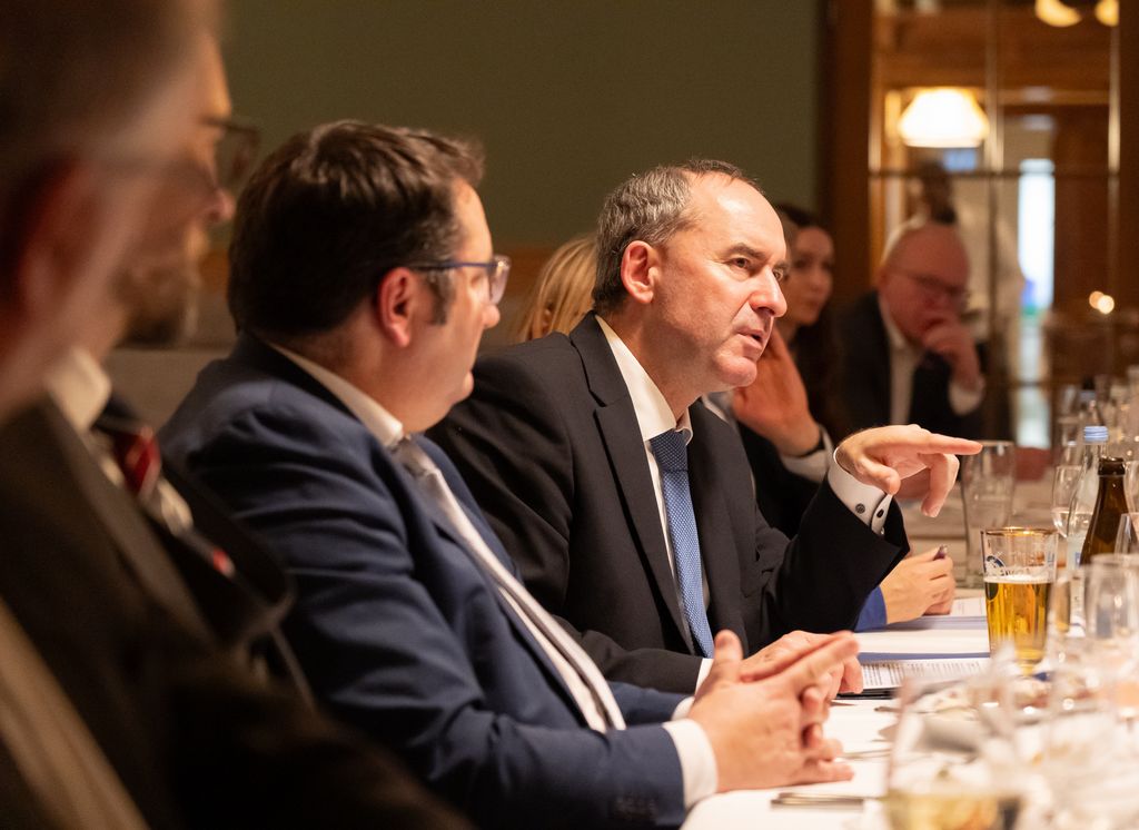 Beim Arbeitsessen mit den bayerischen Handwerkskammern in Odelzhausen bei Dachau hat Bayerns Wirtschaftsminister Hubert Aiwanger seine Unterstützung für Handwerk und Mittelstand zum Ausdruck gebracht. Foto: StMWi/Bastian Brummer