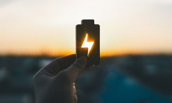 Eine symbolische Batterie vor Sonnenuntergang.
