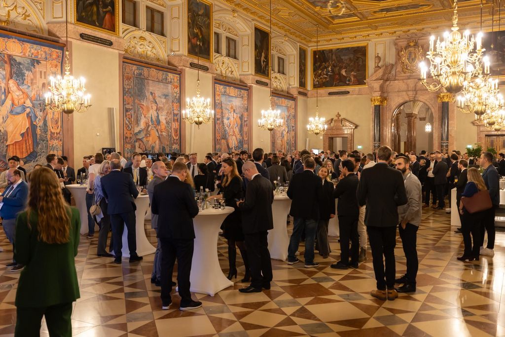 Bayerns Wirtschaftsstaatssekretär Tobias Gotthardt lädt zu einem Empfang anlässlich der Investoren- und Technologiekonferenz FusionX:Global.