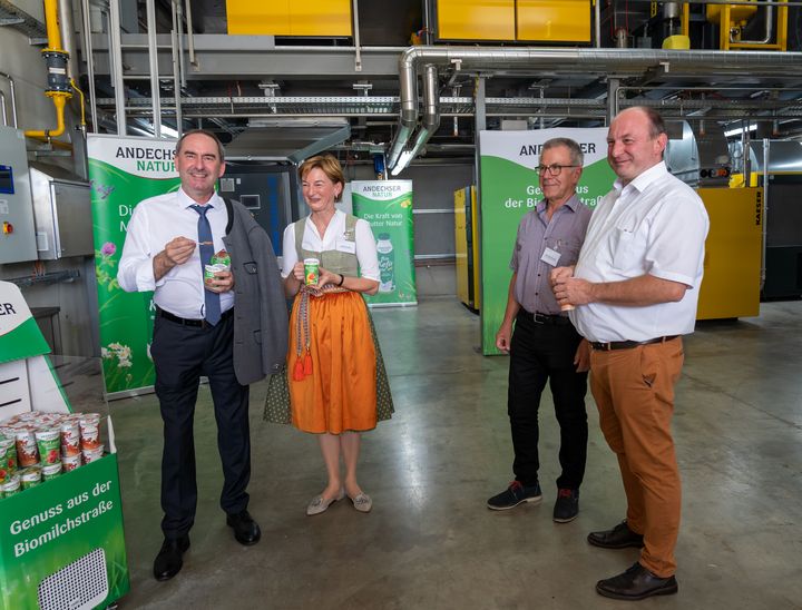 v. l. n. r. Hubert Aiwanger (Wirtschaftsminister), Barbara Scheitz (Geschäftsführerin Andechser-Molkerei Scheitz GmbH), Josef Scheuermeyer (Andechser Molkerei Scheitz GmbH) und Georg Scheitz (Erster Bürgermeister der Gemeinde Andechs)