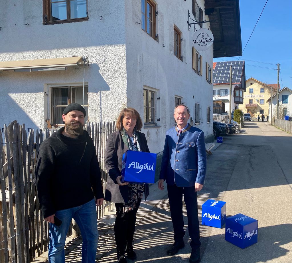 Wirtschaftsminister Hubert Aiwanger besuchte mit Landrätin Maria Zinnecker die Hofstelle der Familie Oertel in Aitrang (Ostallgäu). Foto: StMWi