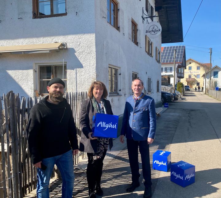 Wirtschaftsminister Hubert Aiwanger besuchte mit Landrätin Maria Zinnecker die Hofstelle der Familie Oertel in Aitrang (Ostallgäu). Foto: StMWi