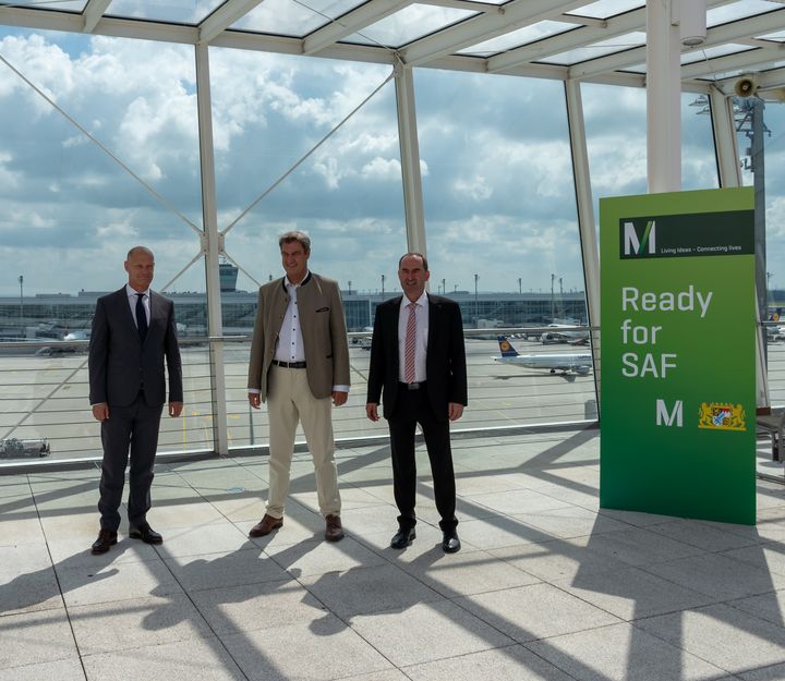 Von links: Jost Lammers (Vorsitzender der Geschäftsführung Flughafen München), Ministerpräsident Markus Söder und Wirtschaftsminister Hubert Aiwanger. 
Quelle: StMWi/E. Neureuther