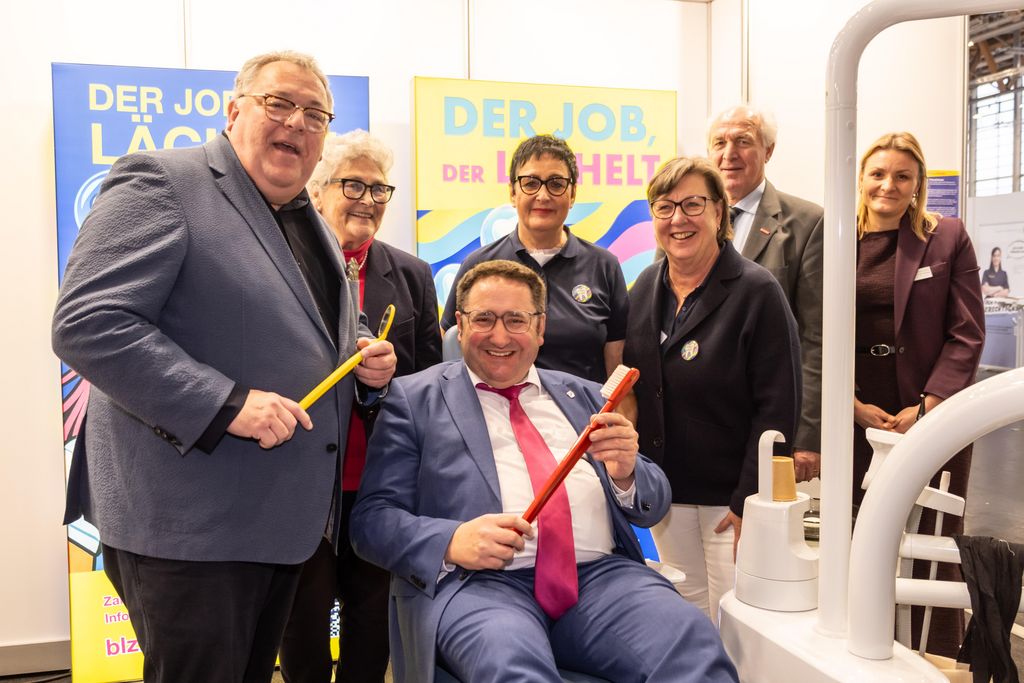 Bayerns Wirtschaftsstaatssekretär Tobias Gotthardt besucht die Berufsbildungsmesse in Nürnberg.