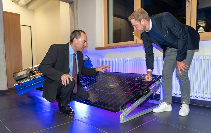 Ein Reinigungssystem für Photovoltaikanlagen: Erfinder Pascal Liebold erklärt das Gerät, die Technologie und die Einsatzgebiete. (Foto: StMWi / E. Neureuther)