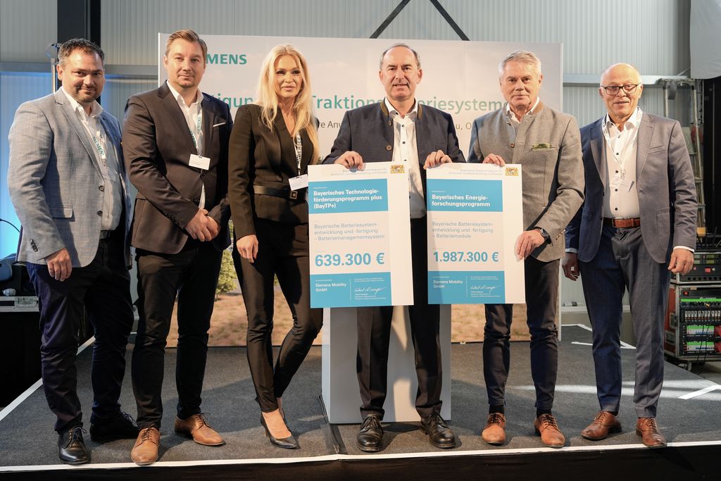 Wirtschaftsminister Hubert Aiwanger übergibt die Förderbescheide. (v.l.n.r.) Sebastian Hartl, Erster Bürgermeister des Marktes Luhe-Wildenau, Daniel Dirnberger, Geschäftsführer DIMONDA Projektbau GmbH, Monika Wildenau, Wirtschaftsminister Hubert Aiwanger, Karl Blaim, CFO Siemens Mobility, Albert Nickl (CSU), Stv. Landrat des Landkreises Neustadt a.d.Waldnaab. Foto: StMWi.