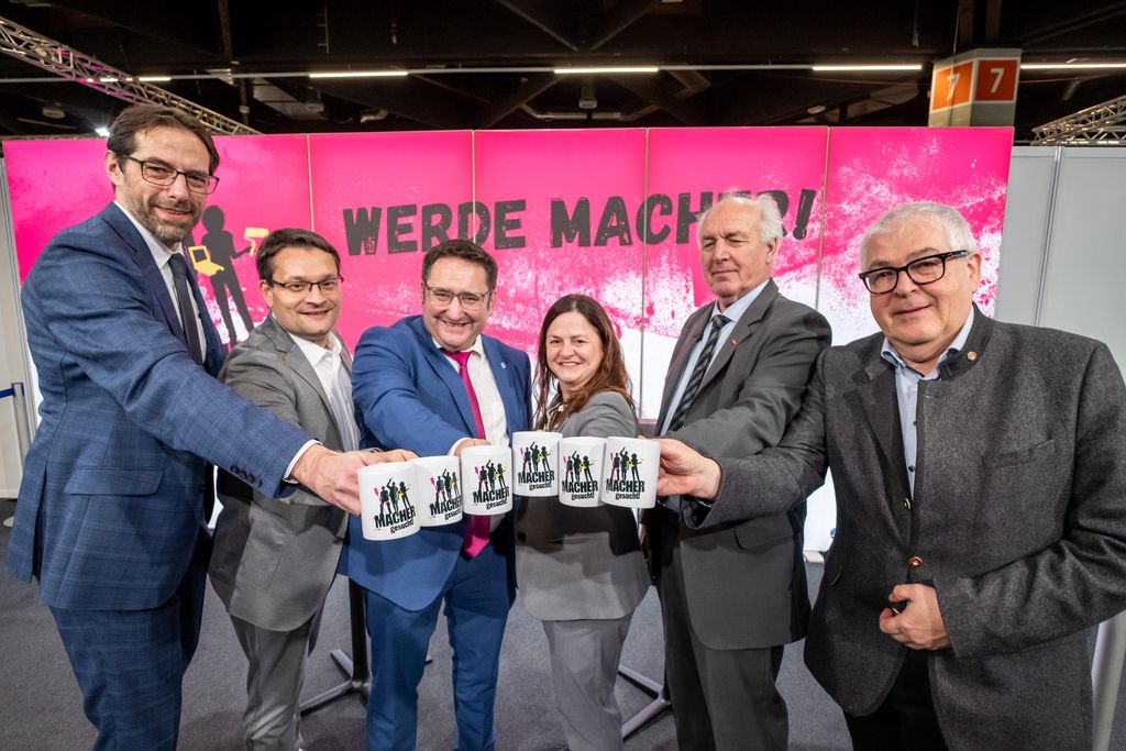 Bayerns Wirtschaftsstaatssekretär Tobias Gotthardt besucht die Berufsbildungsmesse in Nürnberg.