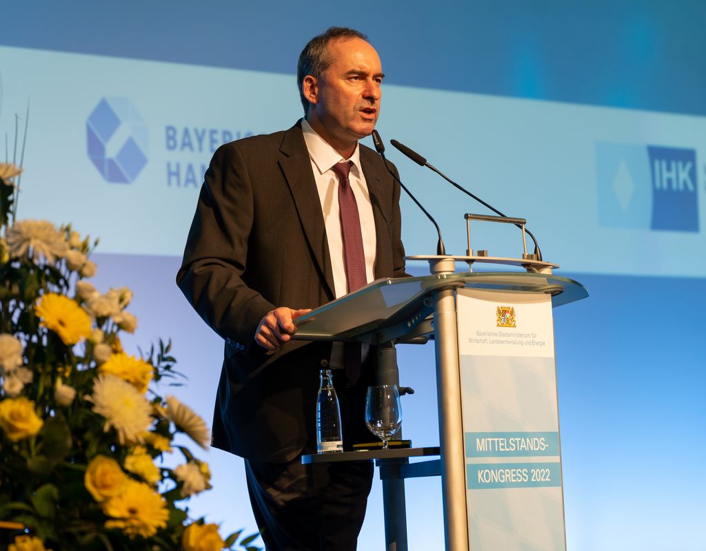 Bayerns Wirtschaftsminister Hubert Aiwanger eröffnet den Mittelstandskongress auf dem Nürnberger Messegelände. Rund 600 Mittelständler nahmen an dieser Veranstaltung teil.
© StMWi/Elke Neureuther