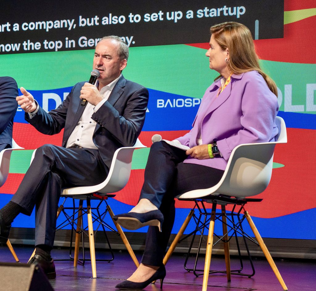 Bayerns Wirtschaftsminister Hubert Aiwanger sprach bei der dld-Paneldiskussion zum Thema „Die Bedeutung der KI für die Wirtschaft“. Foto: Nicole Engelhart/StMWi