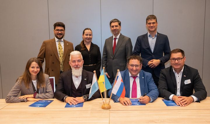 Im Rahmen eines internationalen Business-Forums in Košice führte Staatssekretär Tobias Gotthardt intensive Gespräche mit den Wasserstoff-Clustern der Slowakei und der Ukraine, sowie dem Zentrum Wasserstoff.Bayern (H2.B). Foto: StMWi/Bastian Brummer