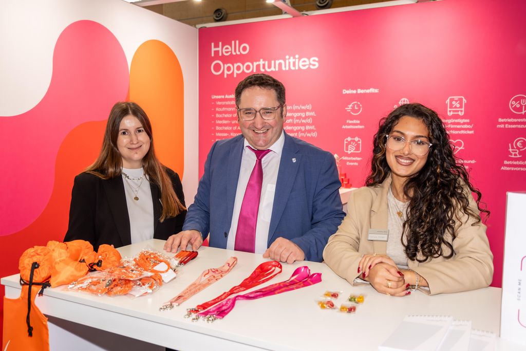 Bayerns Wirtschaftsstaatssekretär Tobias Gotthardt besucht die Berufsbildungsmesse in Nürnberg.