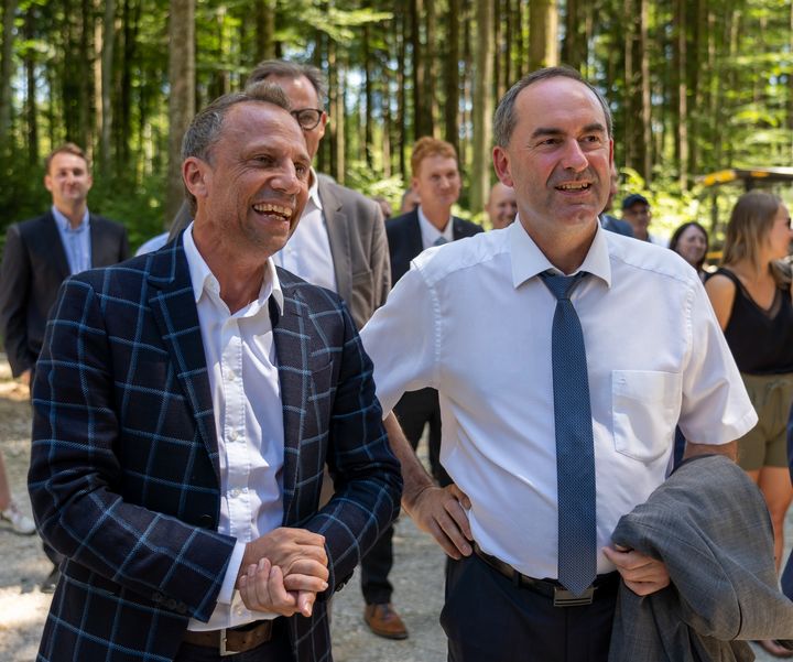 Wirtschaftsminister Hubert Aiwanger (links) und Umweltminister Thorsten Glauber (rechts) bei der Einweihung des Vogelmonitorings für Windränder in Fuchstal 