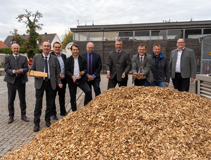 Bayerns Wirtschaftsminister Hubert Aiwanger diskutiert Chancen und Potenziale mit Branchenvertretern der Holzwirtschaft in Straubing. (Foto: StMWi / E. Neureuther)