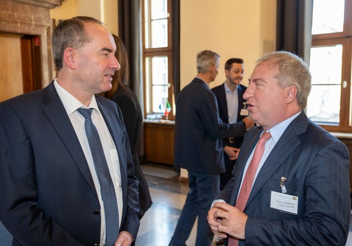 Wirtschaftsminister Hubert Aiwanger im Gespräch mit dem italienischen Generalkonsul Sergio Maffettone. Foto: StMWi/E. Neureuther