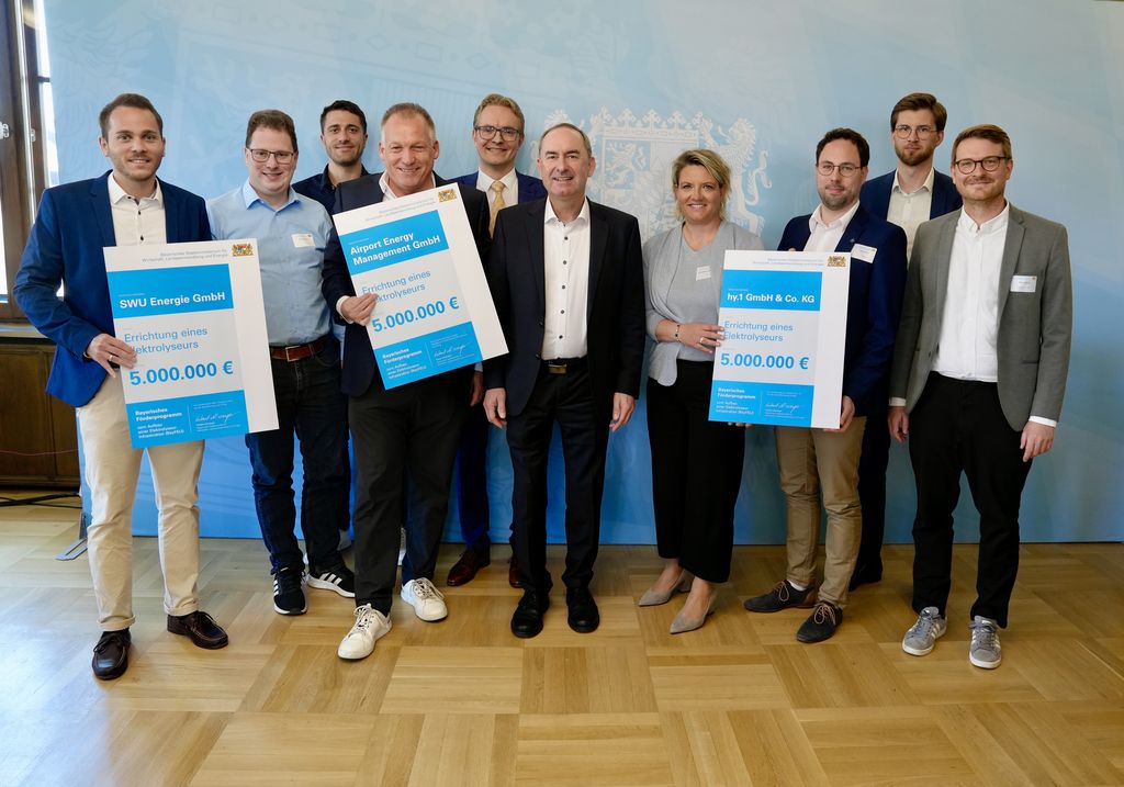 Wirtschaftsminister Hubert Aiwanger überreicht die Förderurkunden. Foto: StMWi.