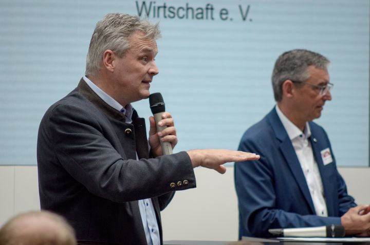 Bayerns Wirtschaftsstaatssekretär Roland Weigert bei der Abschlussveranstaltung von "Play the Market".