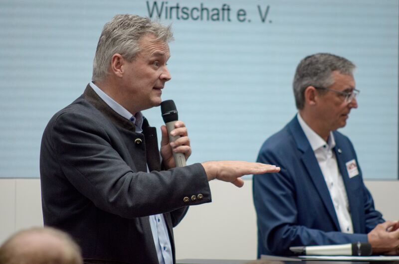 Bayerns Wirtschaftsstaatssekretär Roland Weigert bei der Abschlussveranstaltung von "Play the Market".