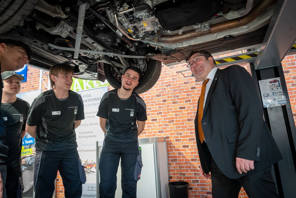 Bayerns Wirtschaftsstaatssekretär Tobias Gotthardt bei dem Messerundgang anlässlich der IHM 2026. 