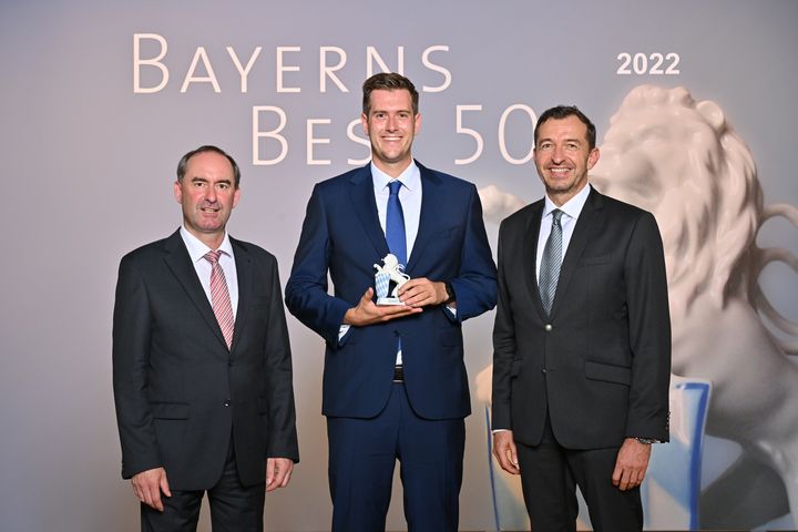 Bayerns Wirtschaftsminister Hubert Aiwanger (links) übergibt die Auszeichnung "Bayerns Best 50" an die Der Personalkontakter GmbH.