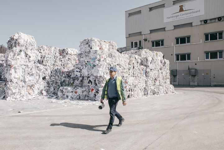 Aus Alt(papier) wird Neu. Papierfabrik-Chef Georg Voit begutachtet eine Ballen-Lieferung.