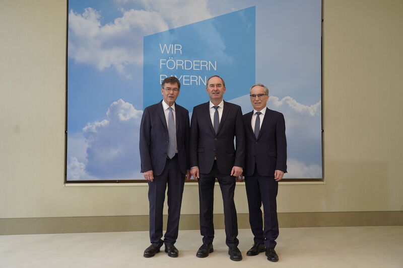 Bayerns Wirtschaftsminister Hubert Aiwanger gemeinsam mit Dr. Bernhard Schwab, Vorstandsvorsitzender der LfA Förderbank Bayern (1. v. l.) und Herrn Hans Peter Göttler, stellv. Vorstandvorsitzender der LfA Förderbank Bayern (3. v. l.) auf der Bilanzpressekonferenz der LfA Förderbank Bayern.
Foto: StMWi