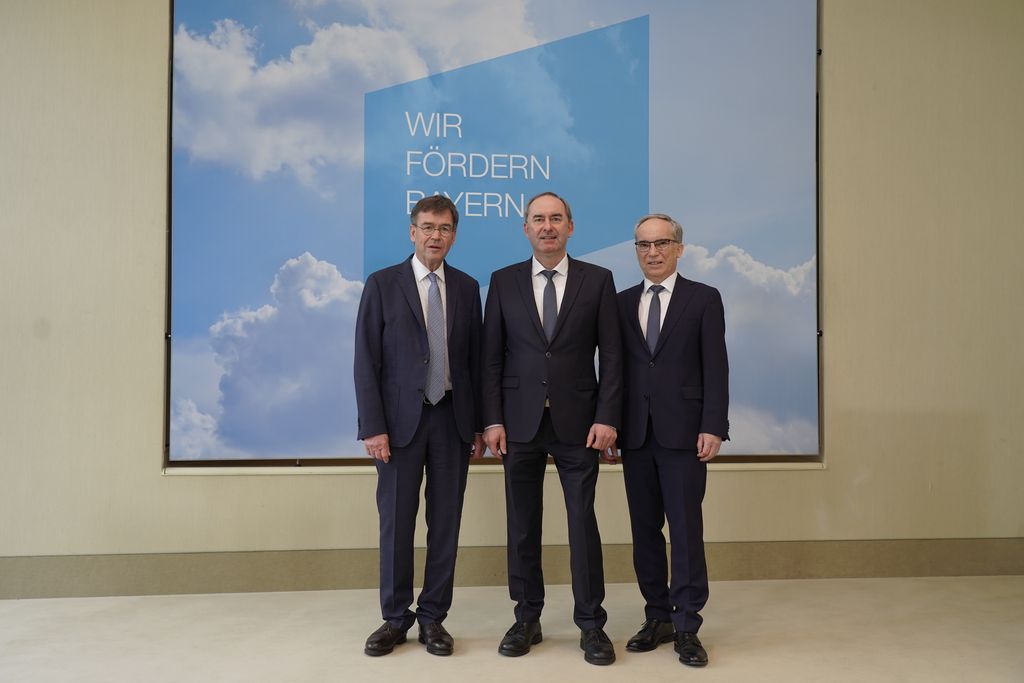 Bayerns Wirtschaftsminister Hubert Aiwanger gemeinsam mit Dr. Bernhard Schwab, Vorstandsvorsitzender der LfA Förderbank Bayern (1. v. l.) und Herrn Hans Peter Göttler, stellv.  Vorstandvorsitzender der LfA Förderbank Bayern (3. v. l.) auf der Bilanzpressekonferenz der LfA Förderbank Bayern.
Foto: StMWi