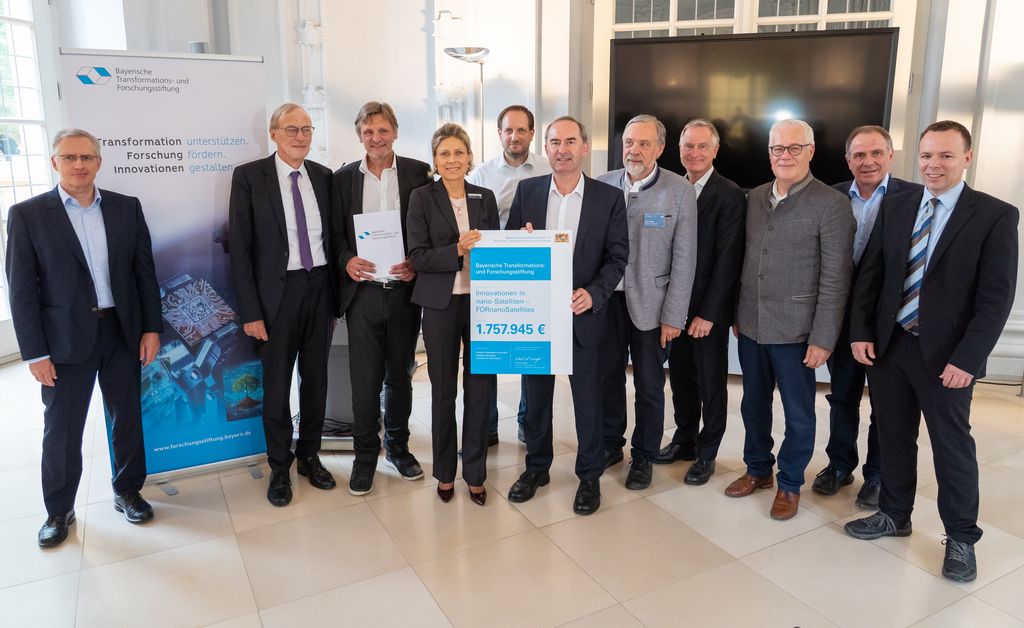 Bayerns Wirtschaftsminister Hubert Aiwanger hat heute einen Förderbescheid über knapp 1,8 Millionen Euro an den Forschungsverbund FORnanoSatellites übergeben. Foto: StMWi/Bastian Brummer