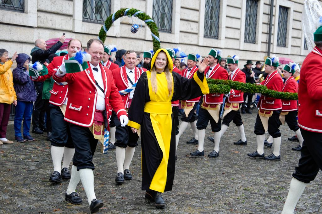 Der Bayerische Wirtschaftsminister Hubert Aiwanger begrüßt die Original Münchner Schäfflertanzgruppe. 