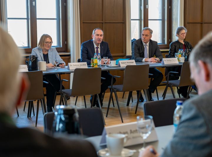 Bayerns Wirtschaftsminister Hubert Aiwanger hatte Kommunalpolitiker aus dem Landkreis Altötting zum Gespräch eingeladen. Foto: Elke Neureuther/StMWi