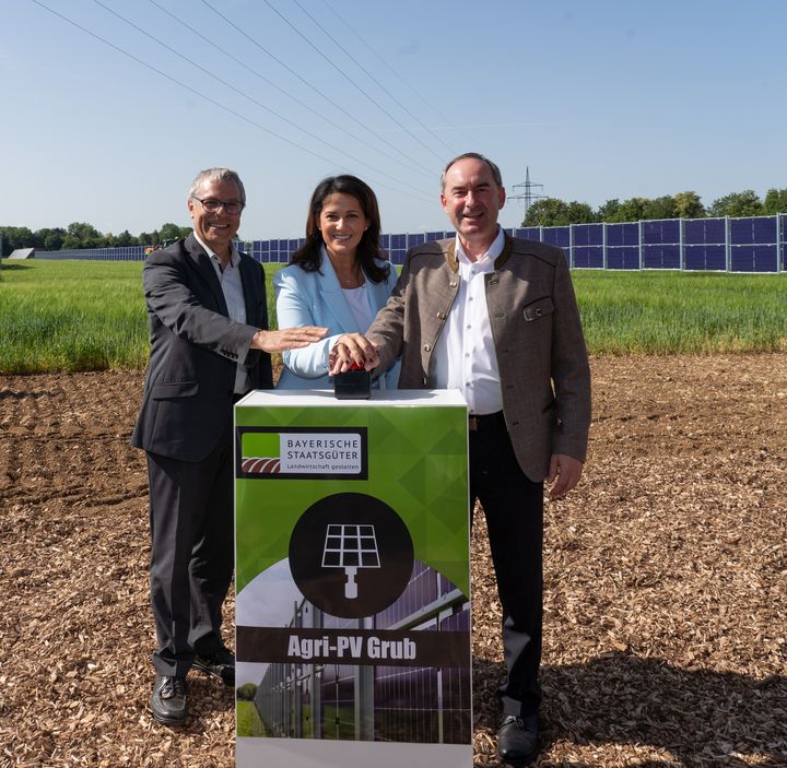 Heute hat Bayerns Wirtschaftsminister Hubert Aiwanger gemeinsam mit Landwirtschaftsministerin Michaela Kaniber an der Eröffnung der Agri-PV-Pilotanlage auf einer Fläche der Staatsgüter in Grub bei Poing teilgenommen. Das Bild zeigt (von links nach rechts): Anton Dippold, Geschäftsführer der Bayerischen Staatsgüter, Landwirtschaftsministerin Michaela Kaniber und Wirtschaftsminister Hubert Aiwanger. Foto: StMWi/E. Neureuther