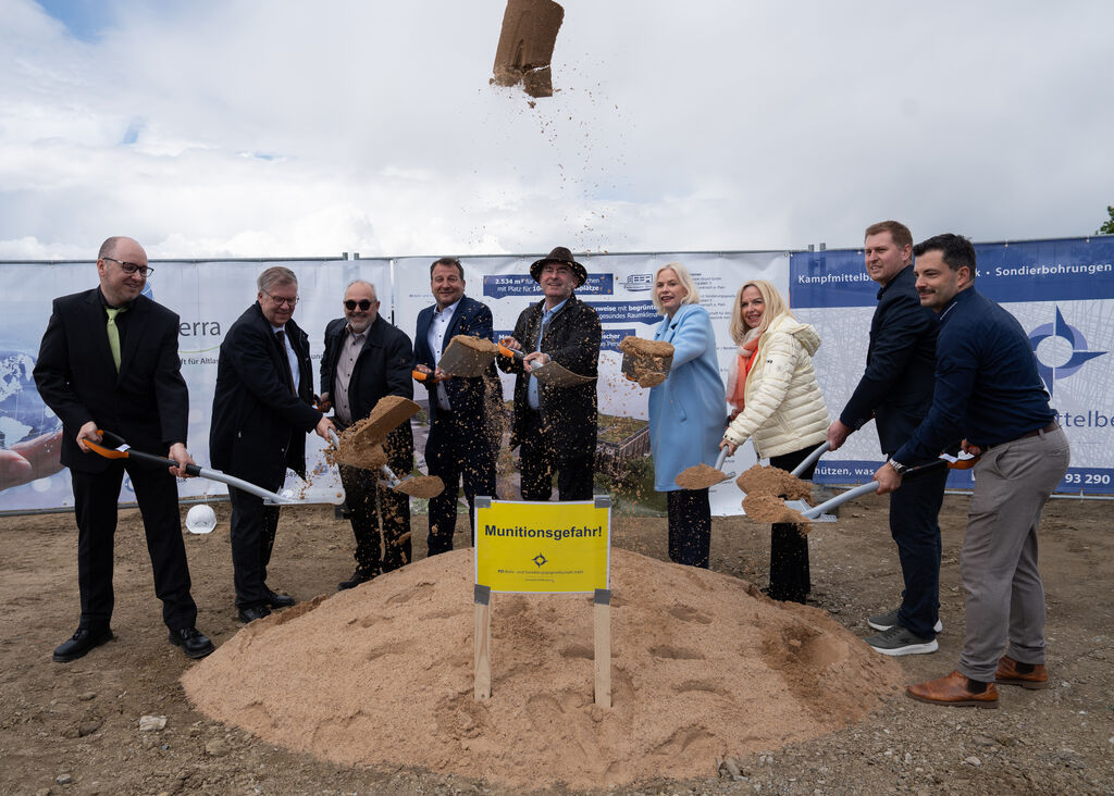 Bayerns Wirtschaftsminister Hubert Aiwanger hat am Spatenstich für die neue Firmenzentrale der PeTerra GmbH und der PD Bohr- und Sondierungsgesellschaft mbH ist in Schwarzach am Main teilgenommen. Dabei dankte der Minister den Verantwortlichen für ihr Bekenntnis zum Standort. Foto: StMWi/K. Huber