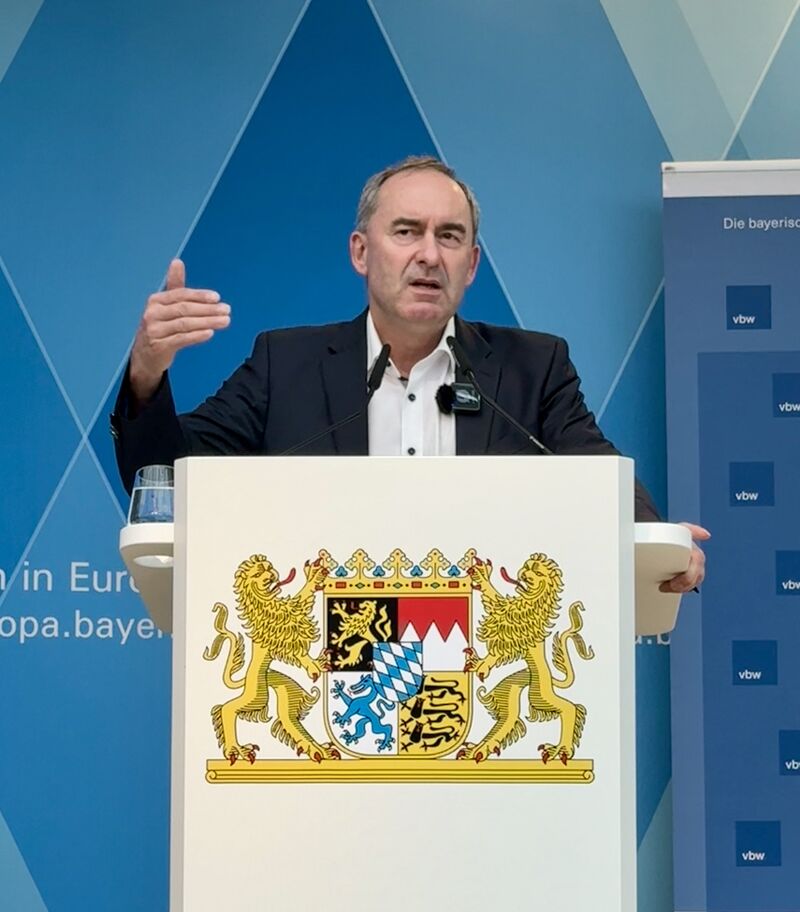 Bayerns Wirtschaftsminister Hubert Aiwanger forderte in Brüssel Nachbesserungen beim geplanten Industrial Accelerator Act (IAA) der EU-Kommission. Foto:StMWi