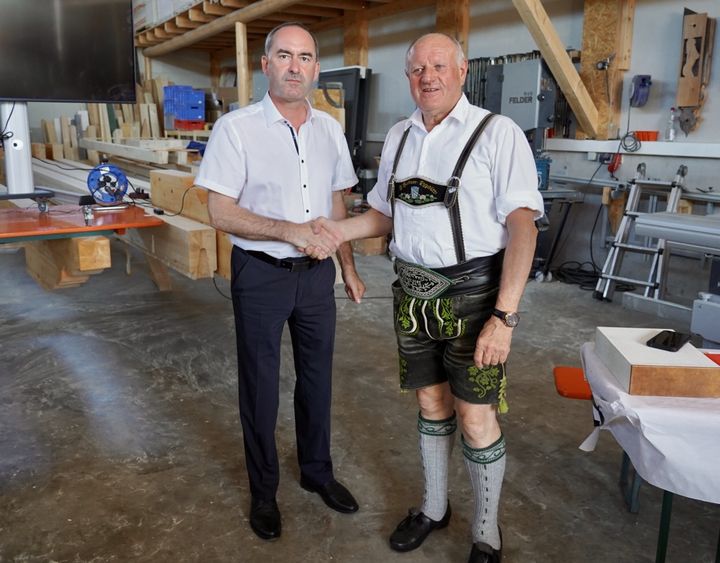 Wirtschaftsminister Hubert Aiwanger (links) und der Bürgermeister der Gemeinde Eggstätt Christian Glas (rechts) 