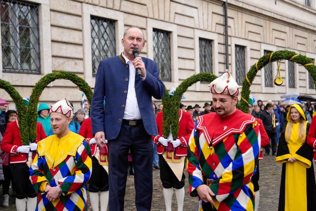 Der Bayerische Wirtschaftsminister Hubert Aiwanger begrüßt die Original Münchner Schäfflertanzgruppe. 