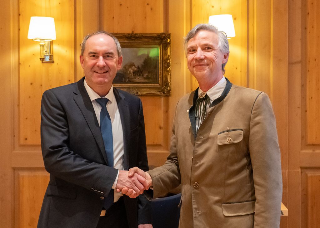 Bayerns Jagdminister Hubert Aiwanger hat sich mit dem Präsidenten der Bayerischen Landesanstalt für Wald und Forstwirtschaft (LWF), Dr. Peter Pröbstle, über drängende Herausforderungen in der Forstwirtschaft ausgetauscht. Foto: StMWi/Bastian Brummer