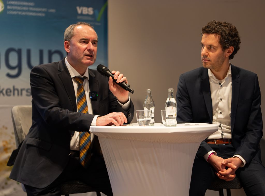 Im Anschluss an seine Rede antwortete Wirtschaftsminister Aiwanger direkt auf Fragen aus dem Publikum und von Moderator Stephan Rabl. 
Foto: StMWi/ Bastian Brummer