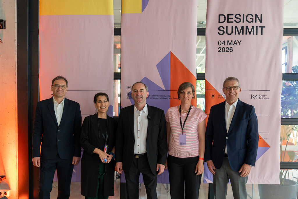 Bayerns Wirtschaftsminister Hubert Aiwanger (Mitte) zum Start der Munich Creative Business Week (mcbw) mit Dr. Olaf Kranz (v.l.), Leiter Kreativ München, Nadine, Vicentini, Geschäftsführerin bayern.design, Lisa Braun, Projektleitung mcbw und Rolf Schifferens, Vorsitzender des Vereins bayern design.
Foto: StMWi