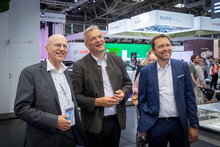 Bayerns Wirtschaftsstaatssekretär Roland Weigert besucht die IAA MOBILITY 2023 