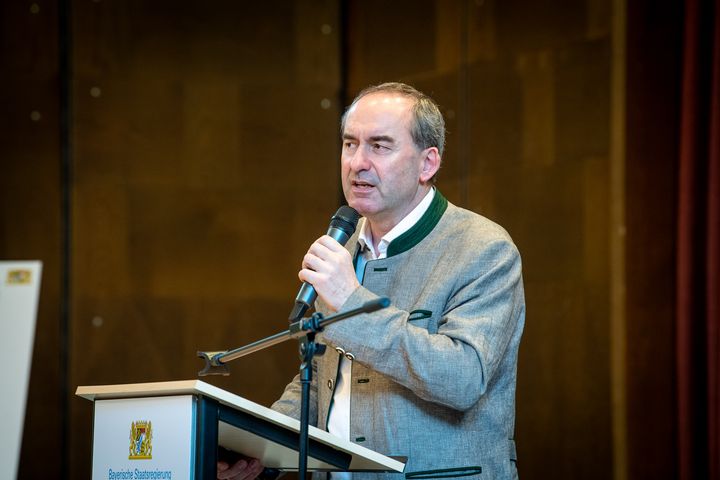 Bayerns Wirtschafts- und Energieminister Hubert Aiwanger hat den „Pakt Holzenergie Bayern“ ins Leben gerufen und in enger Zusammenarbeit mit allen Partnern des Pakts abgestimmt. 