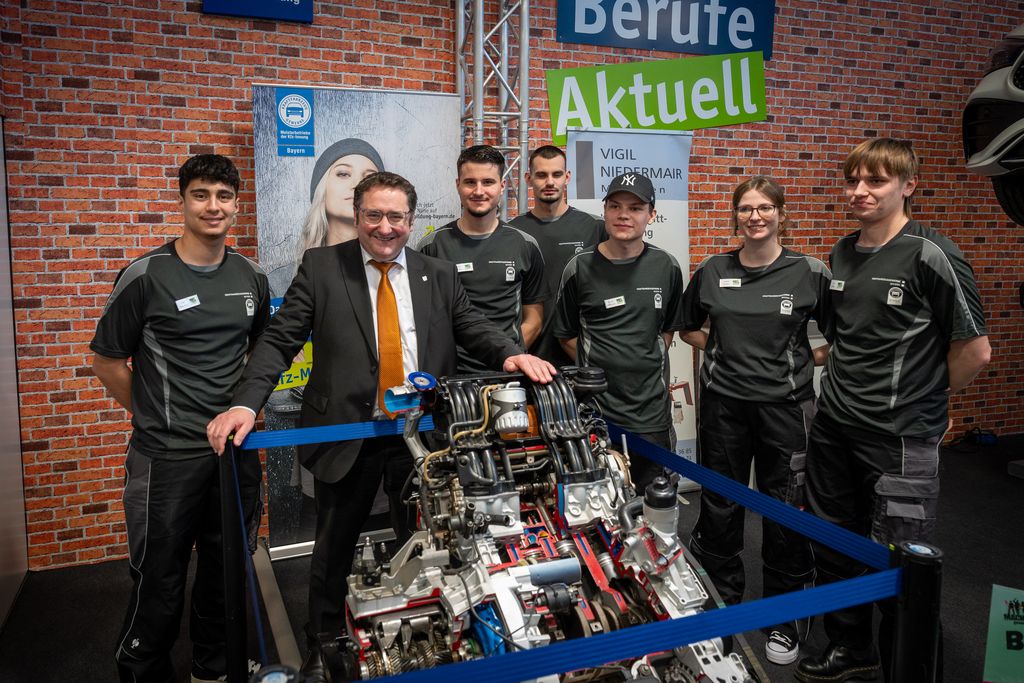 Bayerns Wirtschaftsstaatssekretär Tobias Gotthardt bei dem Messerundgang anlässlich der IHM 2026. 