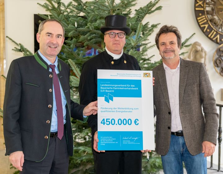 Wirtschaftsminister Hubert Aiwanger mit  stv. Landesinnungsmeister Holger Frischhut und Landesinnungsmeister Heinz Nether (Foto: StMWi/E. Neureuther)