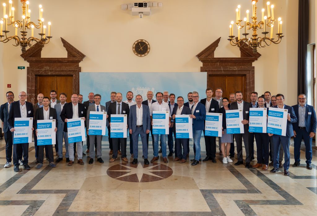 Bayerns Energieminister Hubert Aiwanger bei der Übergabe der Förderurkunden des Bayerischen Elektrolyseurförderprogramms
Foto: StMWi/E. Neureuther