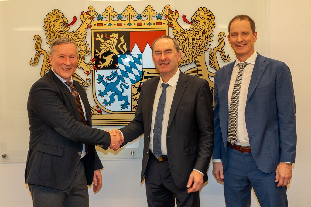 Bayerns Wirtschaftsminister Hubert Aiwanger mit dem Geschäftsführer der Firma Sesotec GmbH, Joachim Schulz (links) und dem Finanzvorstand, Niklas Burkart (rechts).
Foto: StMWi