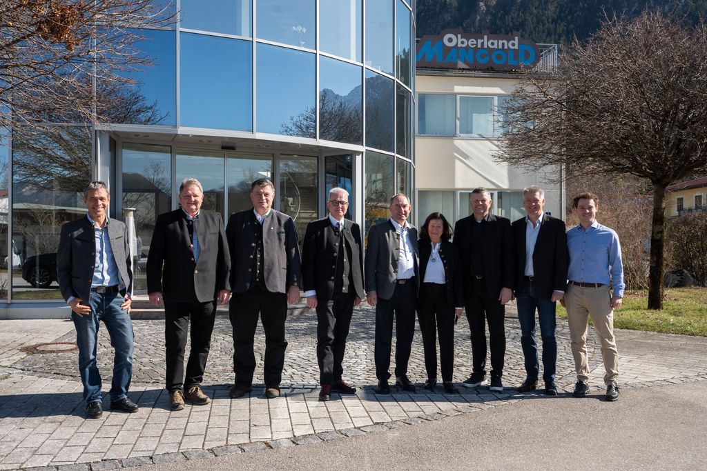 Besichtigten zusammen mit Bayerns Wirtschaftsminister Hubert Aiwanger (5. v. r.) den Betrieb von Oberland Mangold: Prokurist Christian Mangold (v. l.), Anton Kölbl, Bürgermeister von Eschenlohe, Landrat des Landkreises Garmisch-Partenkirchen, Anton Speer, Florian Streibl, MdL, Unternehmensmitgründerin Elfriede Mangold, Geschäftsführer Frank Vehlen, Prokurist Matthias Mangold und Tobias Mangold, Leiter Wasserstofftechnologie. 
Foto: StMWi/ Bastian Brummer